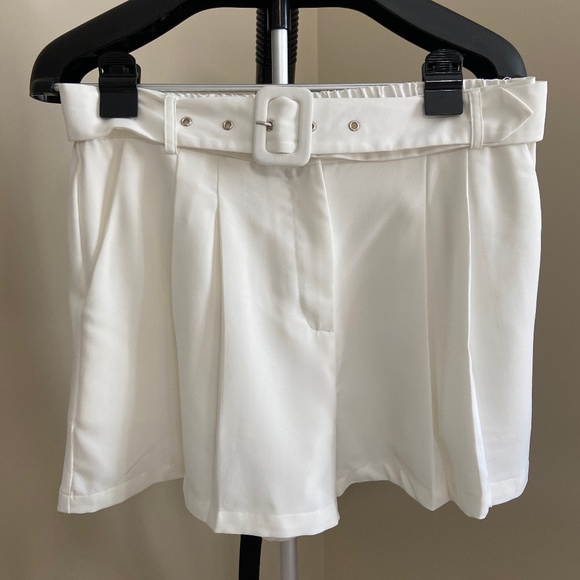 Elodie White Shorts - Size Large - Picture 4 of 10